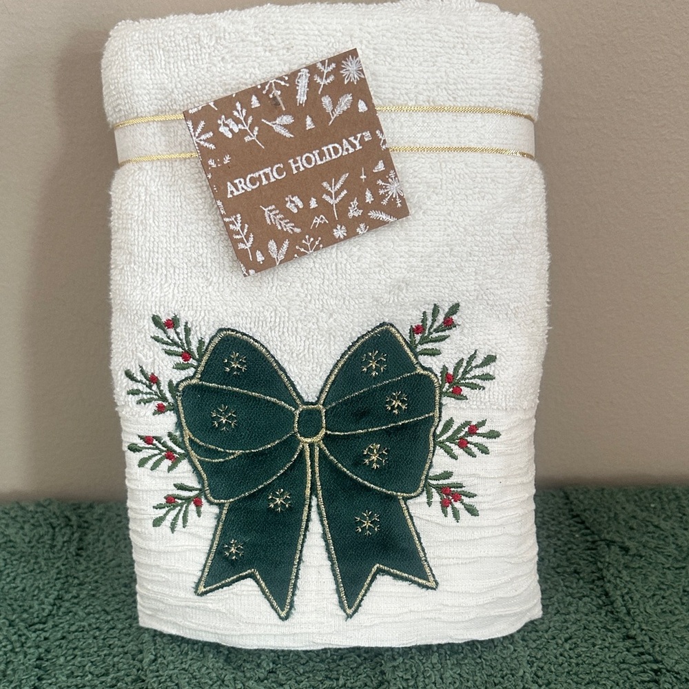 Artic Holiday Christmas Hand Towels Green Bow Berry Beautiful NEW!